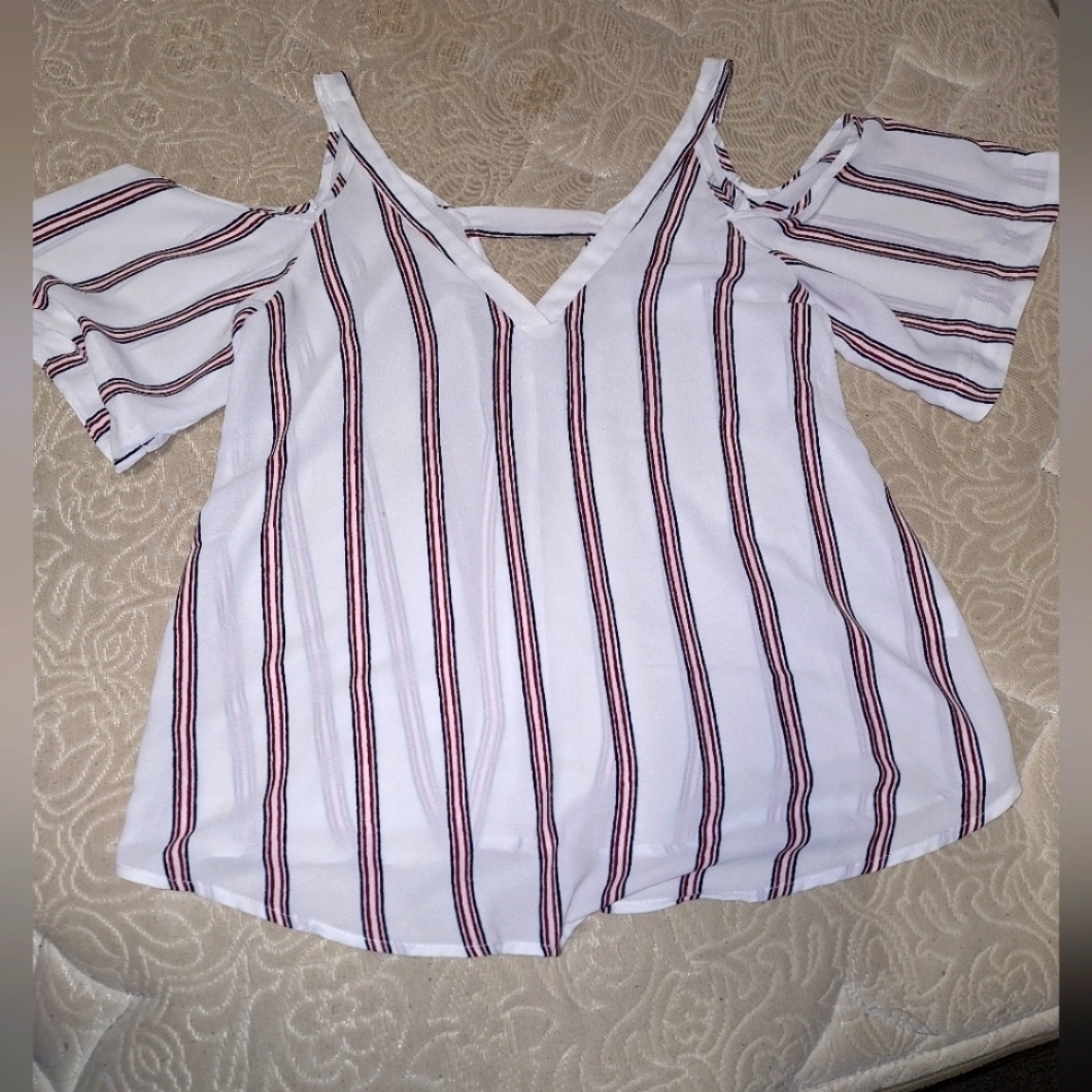 A Sienna Sky cold shoulder short sleeve top in a womens small.